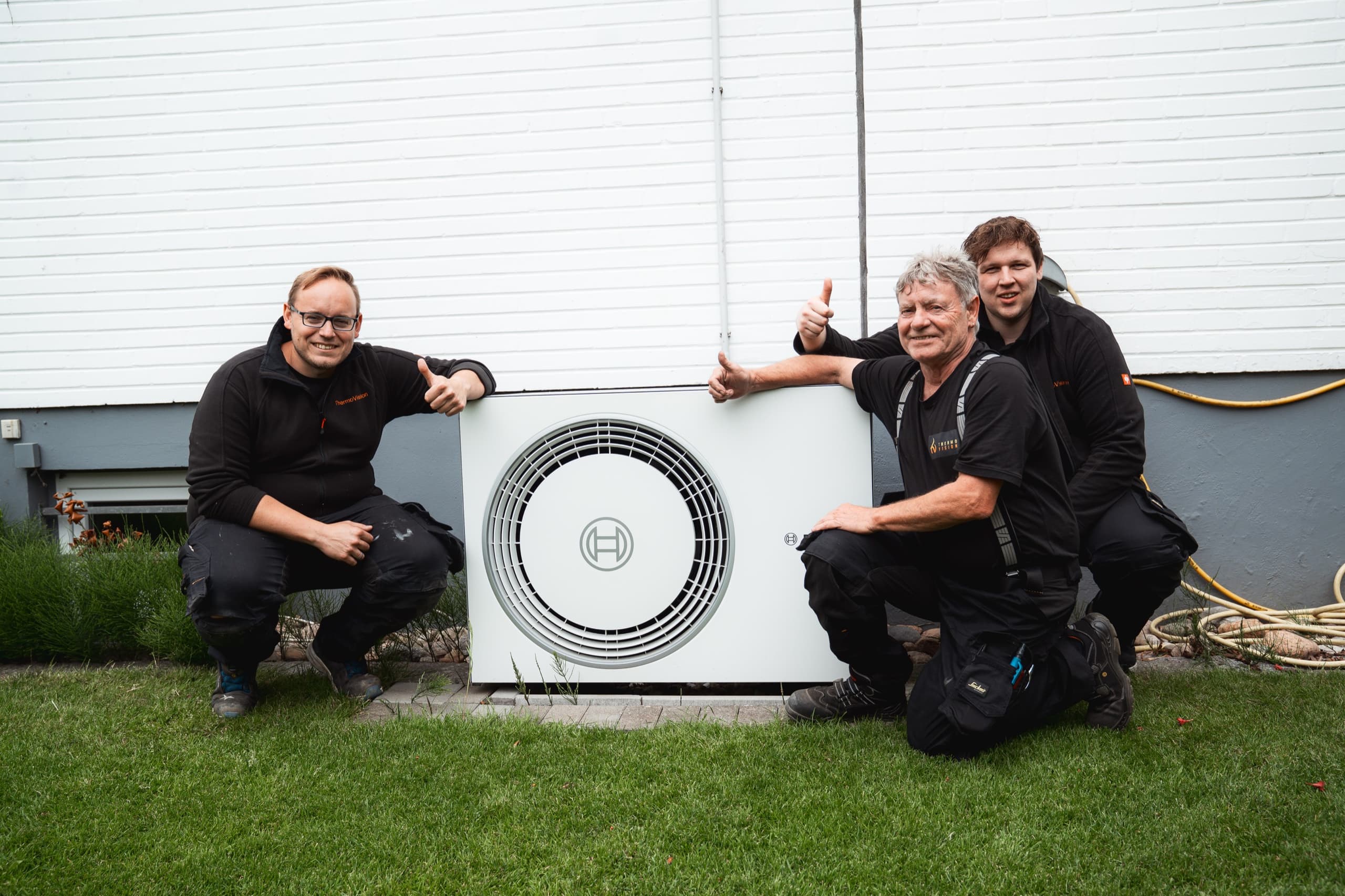 Das ThermoVision Team vor einer neu installierten Bosch Wärmepumpe