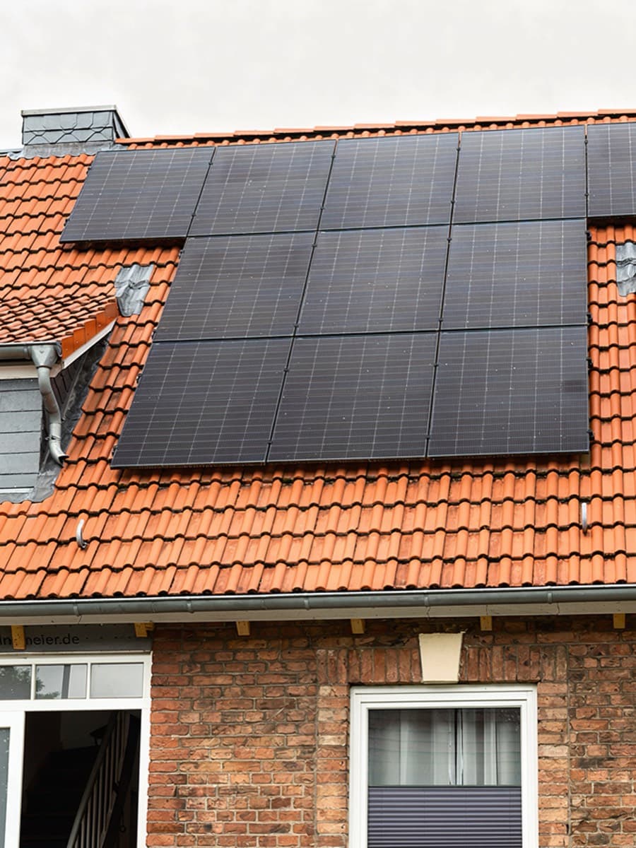 Photovoltaikanlage auf dem Ziegeldach eines Hamburger Wohnhauses